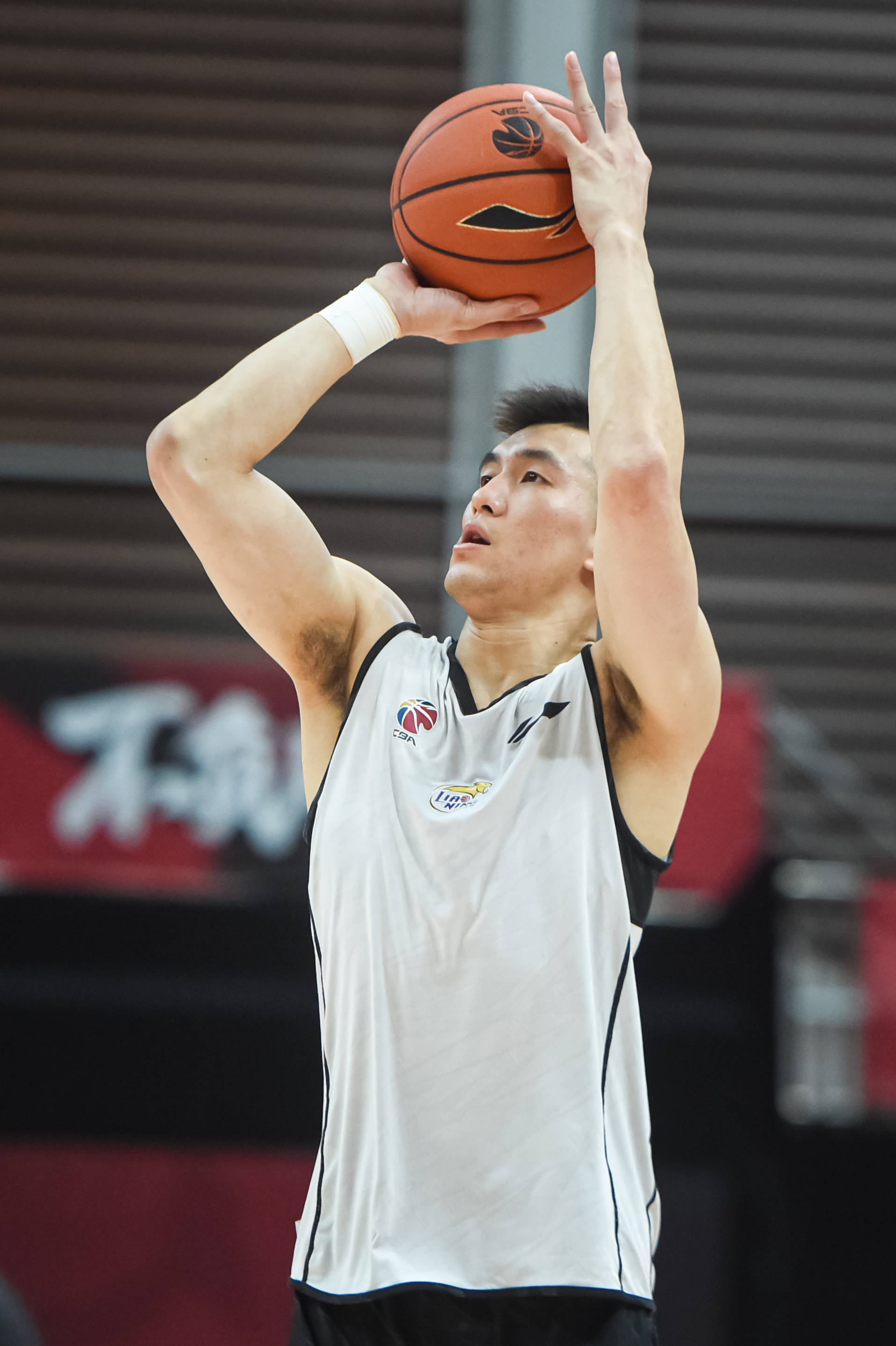 支持家乡球队，费德勒现身巴塞尔主场看台看对阵维拉的比赛（费德勒现身巴塞尔主场为家乡队助威，观战对阵维拉的比赛）