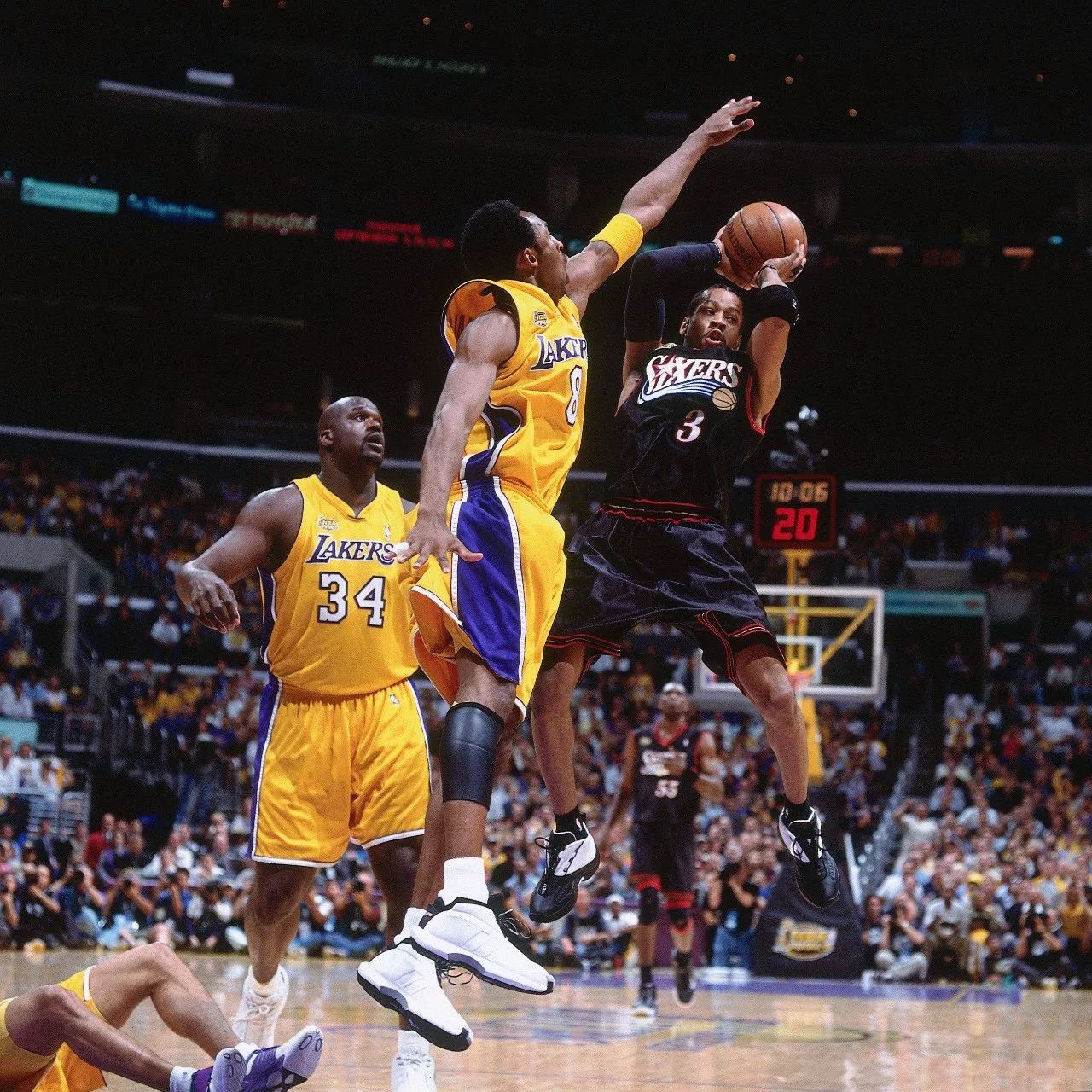 积雪已覆盖球场，加拿大联赛球员在雪战中完成潇洒倒钩得分（大雪封场，加拿大联赛球员雪中倒钩破门）