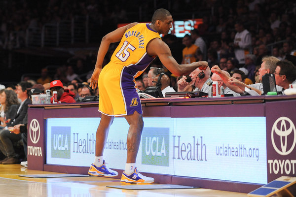 齐沃：要振作和学习，足球和生活总会有转机；伤员周日难复出（齐沃：振作并学习，足球与人生终会迎来转机；伤员周日恐难出战）