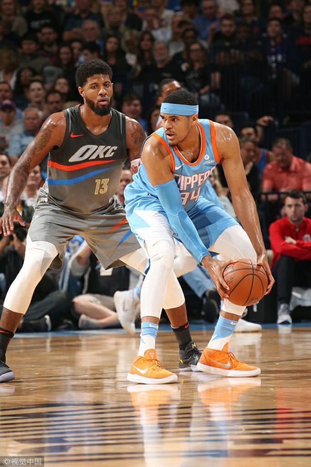 欧文快攻压哨上篮，全场沸腾（欧文末秒快攻上篮引爆全场）