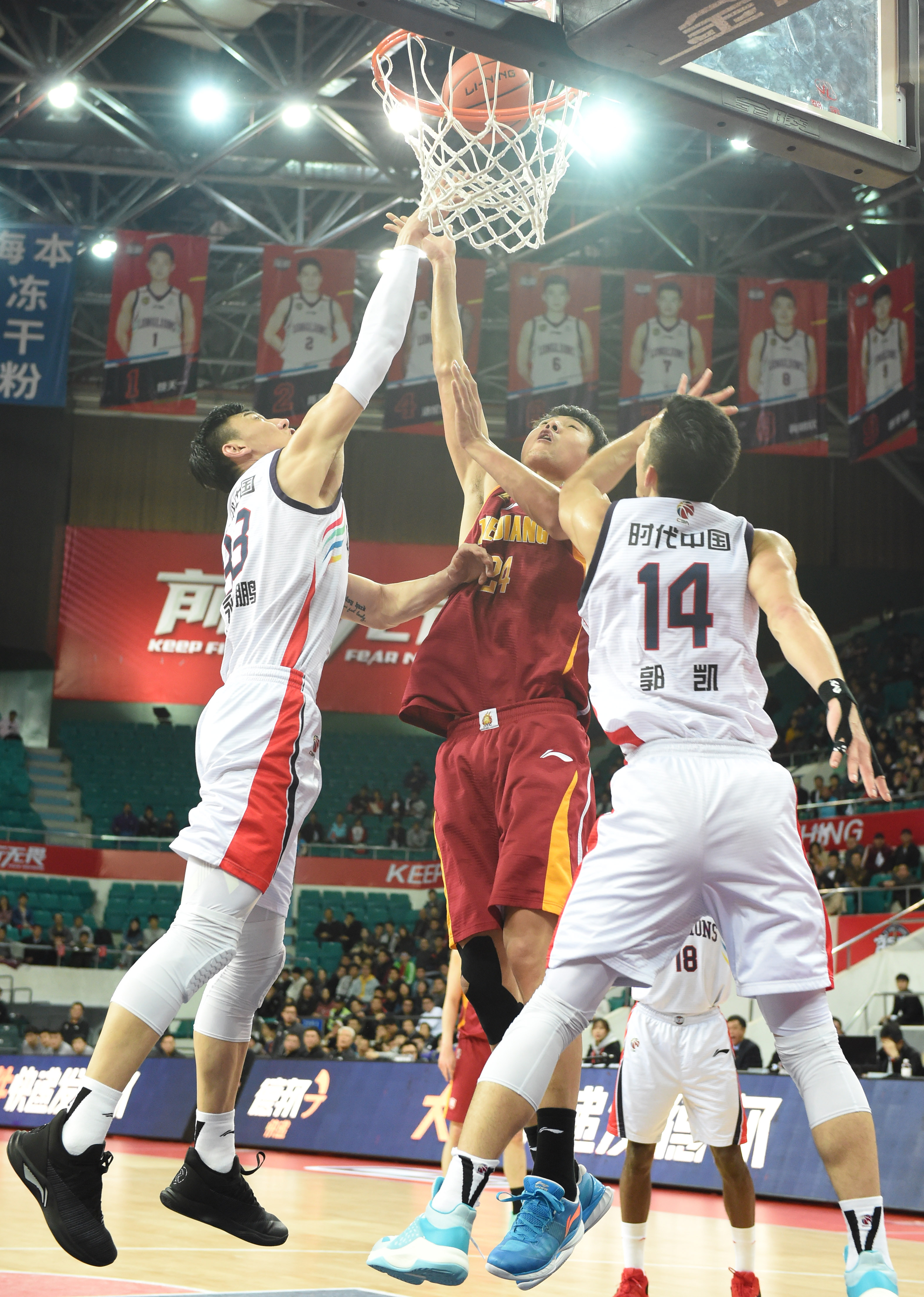 巴萨3比1马竞的第10分钟：球迷再次集体高喊梅西的名字！（巴萨3-1马竞进行至第10分钟，球迷再度齐声高喊梅西！）