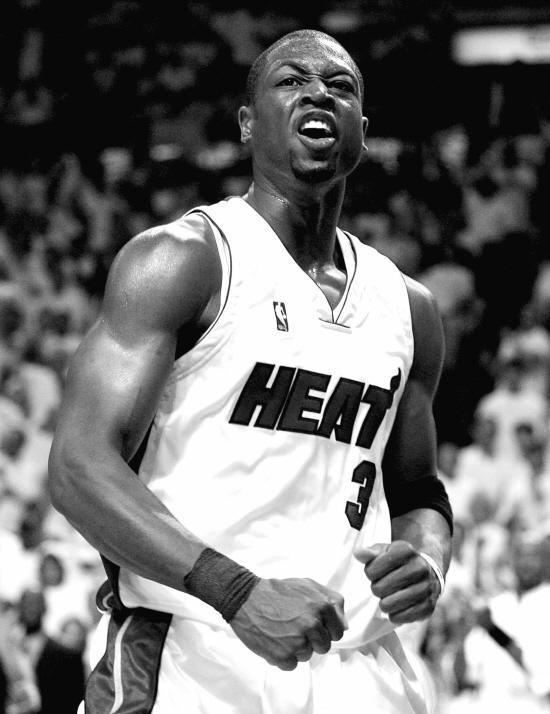 帕尔特伊听证会法院外，有抗议者举横幅批评阿森纳不作为（帕尔特伊听证会期间，法院外示威者打出横幅抨击阿森纳不作为）