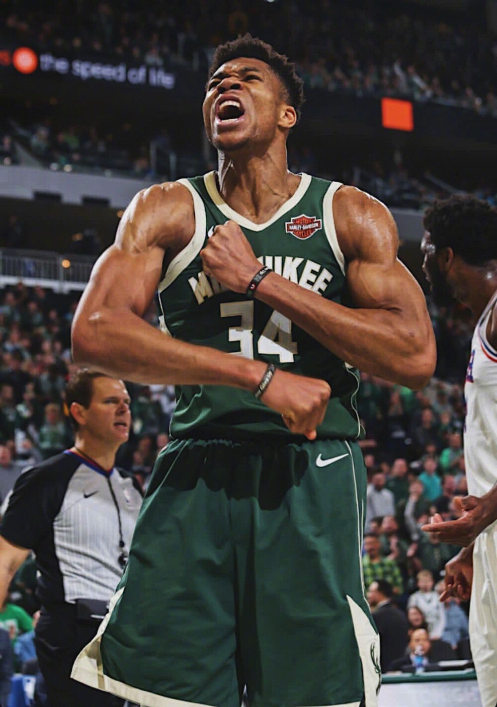 记者：奥斯卡身边人认为他没法继续踢球了，他在体能测试时突感不适（记者：奥斯卡体能测试中突感不适，身边人士称其已难继续踢球）