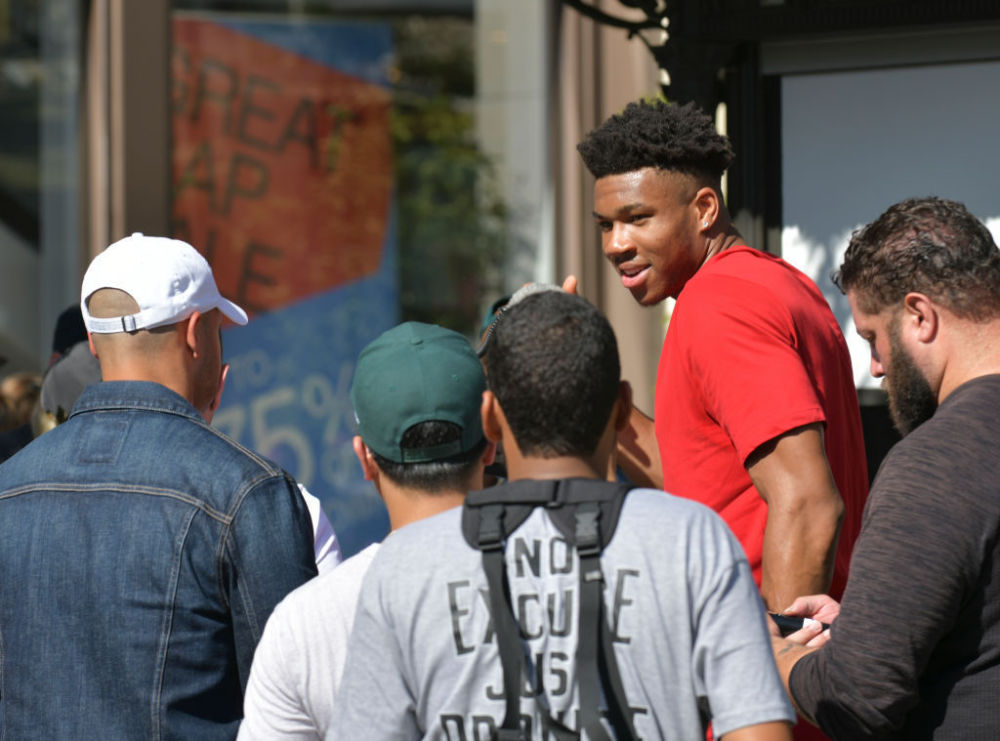 阿尔维斯再度现身宗教场合，拿起麦克风向信徒们传教（阿尔维斯再现宗教活动现场，手持麦克风向教众布道）